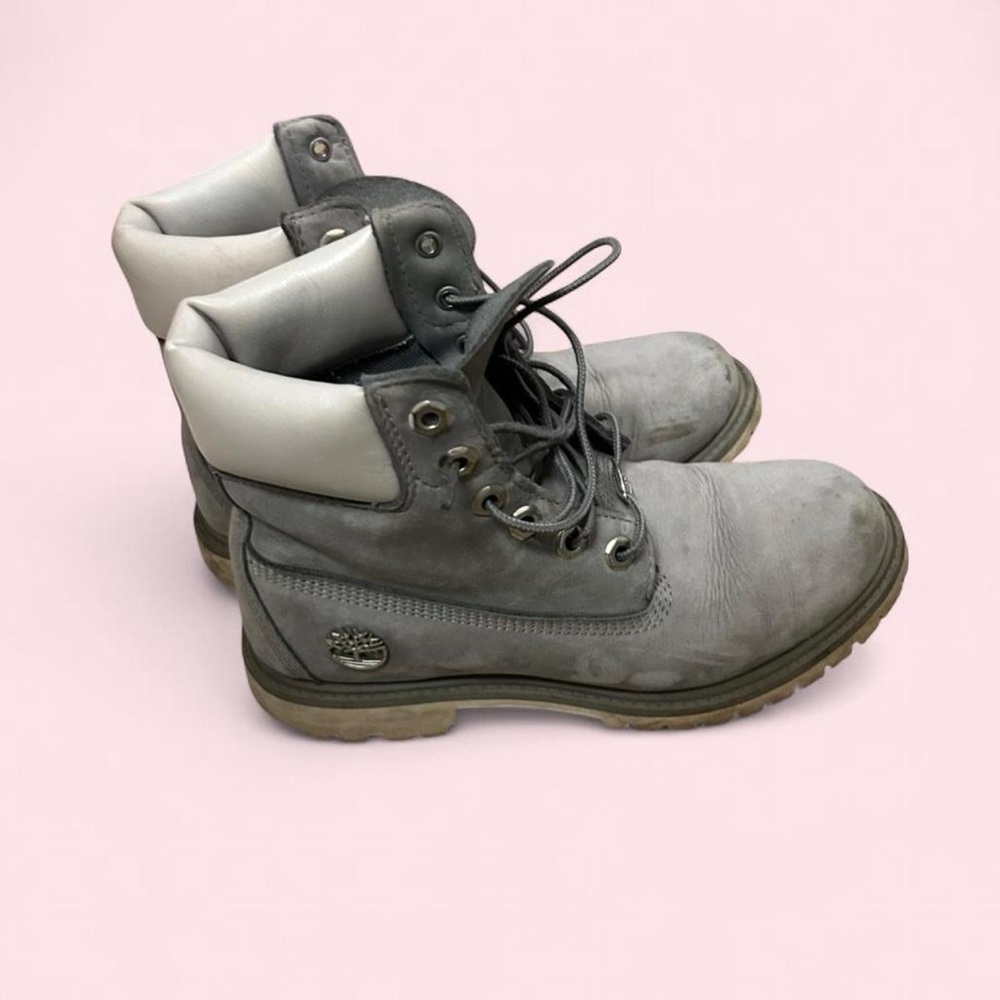 Women’s Timberland Classic Gray with metal logo embellishment sz 7